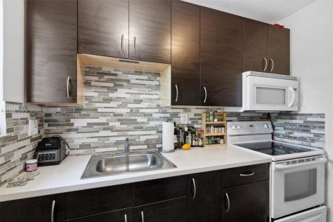 Commercial property in Biscayne Park, Florida 157 sq.m. № 1958267 - photo 16