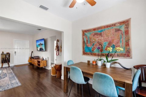 Commercial property in Biscayne Park, Florida 157 sq.m. № 1958267 - photo 15