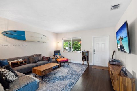 Commercial property in Biscayne Park, Florida 157 sq.m. № 1958267 - photo 13