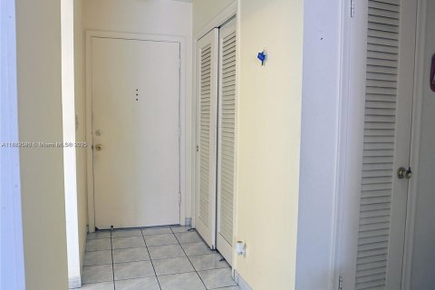 Купить кондоминиум в Халландейл-Бич, Флорида 1 спальня, 67.82м2, № 1977537 - фото 4