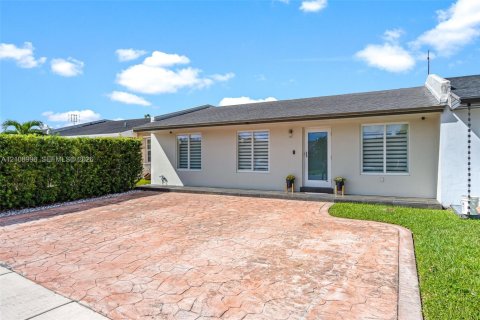 Adosado en venta en Miami, Florida, 3 dormitorios, 94.3 m2 № 2431432 - foto 3