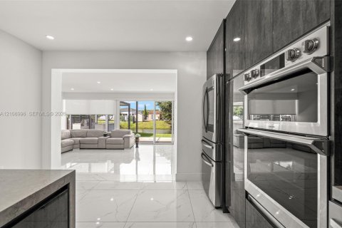 Adosado en venta en Miami, Florida, 3 dormitorios, 94.3 m2 № 2431432 - foto 8