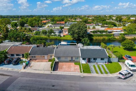 Adosado en venta en Miami, Florida, 3 dormitorios, 94.3 m2 № 2431432 - foto 2