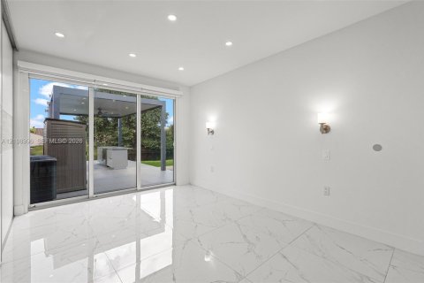 Adosado en venta en Miami, Florida, 3 dormitorios, 94.3 m2 № 2431432 - foto 12