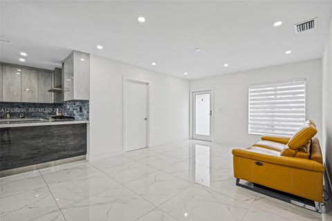 Adosado en venta en Miami, Florida, 3 dormitorios, 94.3 m2 № 2431432 - foto 21