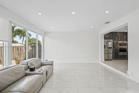 Adosado en venta en Miami, Florida, 3 dormitorios, 94.3 m2 № 2431432 - foto 15