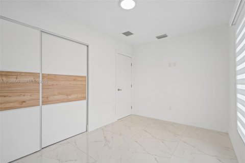 Adosado en venta en Miami, Florida, 3 dormitorios, 94.3 m2 № 2431432 - foto 29