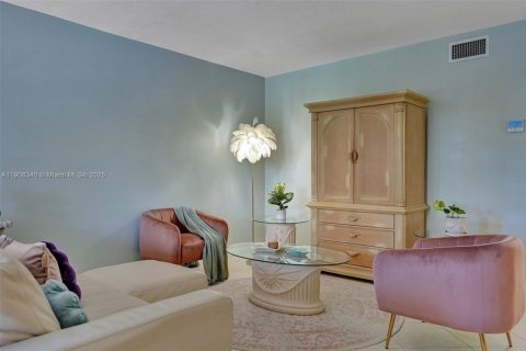 Снять в аренду кондоминиум в Халландейл-Бич, Флорида 2 спальни, 89.65м2, № 1957056 - фото 2