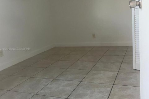 Снять в аренду квартиру в Форт-Лодердейл, Флорида 2 спальни, 218.13м2, № 1962636 - фото 5