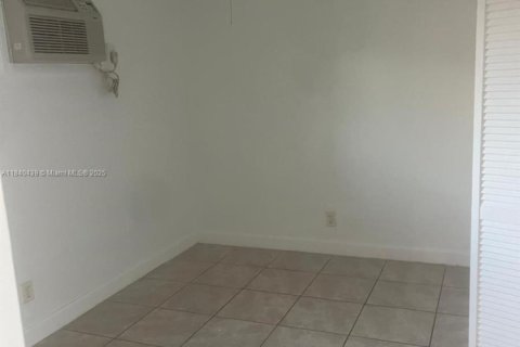 Снять в аренду квартиру в Форт-Лодердейл, Флорида 2 спальни, 218.13м2, № 1962636 - фото 8