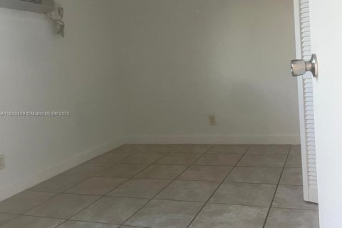 Снять в аренду квартиру в Форт-Лодердейл, Флорида 2 спальни, 218.13м2, № 1962636 - фото 4