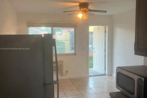 Снять в аренду квартиру в Форт-Лодердейл, Флорида 2 спальни, 218.13м2, № 1962636 - фото 6