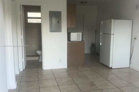 Снять в аренду квартиру в Форт-Лодердейл, Флорида 2 спальни, 218.13м2, № 1962636 - фото 1