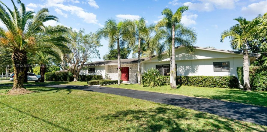 House in Homestead, Florida 3 bedrooms, 303.79 sq.m. № 2017103