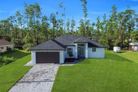 House in Lehigh Acres, Florida 3 bedrooms № 1968916 - photo 1