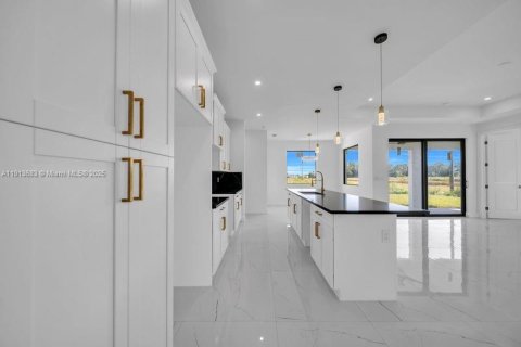 House in Lehigh Acres, Florida 3 bedrooms № 1968916 - photo 13