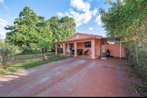 House in Miami, Florida 3 bedrooms, 111.11 sq.m. № 2401265 - photo 2