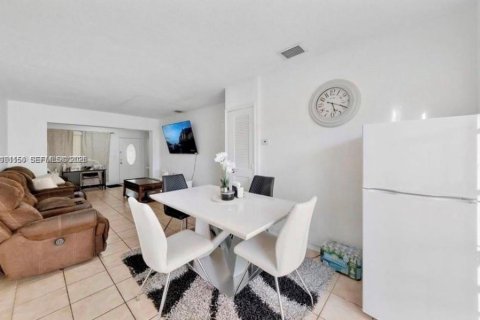 House in Miami, Florida 3 bedrooms, 111.11 sq.m. № 2401265 - photo 7