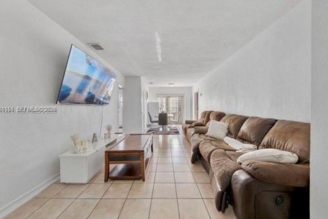 House in Miami, Florida 3 bedrooms, 111.11 sq.m. № 2401265 - photo 8