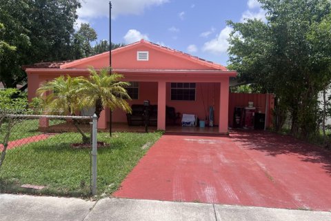 House in Miami, Florida 3 bedrooms, 111.11 sq.m. № 2401265
