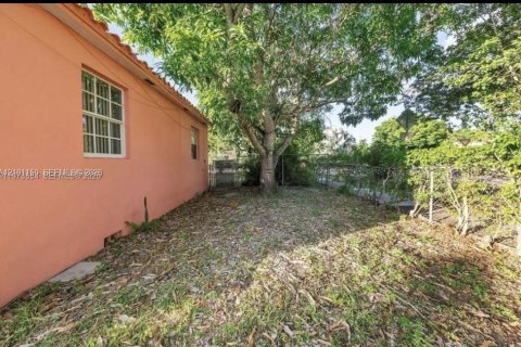 House in Miami, Florida 3 bedrooms, 111.11 sq.m. № 2401265 - photo 3