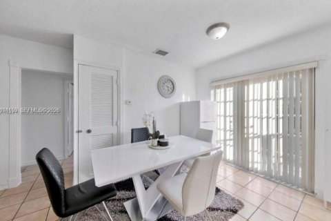 House in Miami, Florida 3 bedrooms, 111.11 sq.m. № 2401265 - photo 6