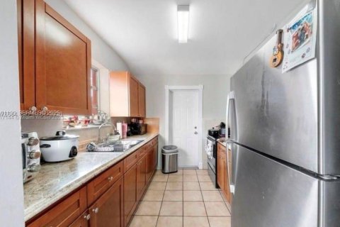 House in Miami, Florida 3 bedrooms, 111.11 sq.m. № 2401265 - photo 5