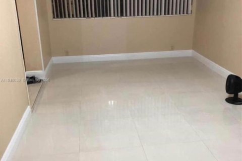 Снять в аренду квартиру в Хайалиа, Флорида 1 спальня, 69.68м2, № 2005299 - фото 2