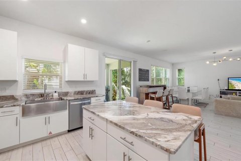 House in Sarasota, Florida 4 bedrooms, 231.88 sq.m. № 2205670 - photo 8