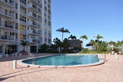 Condo in Pompano Beach, Florida, 2 bedrooms № 2247333 - photo 4