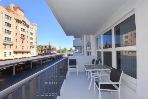 Condo in Pompano Beach, Florida, 2 bedrooms № 2247333 - photo 17