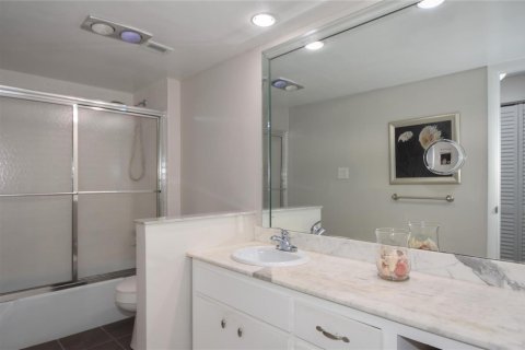 Condo in Pompano Beach, Florida, 2 bedrooms № 2247333 - photo 13
