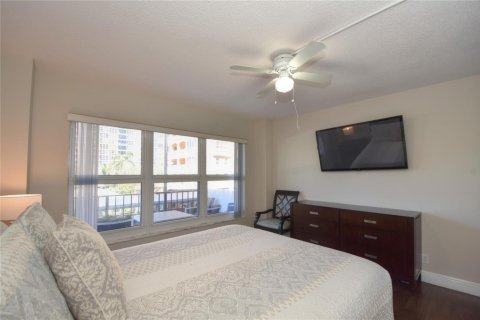 Condo in Pompano Beach, Florida, 2 bedrooms № 2247333 - photo 15