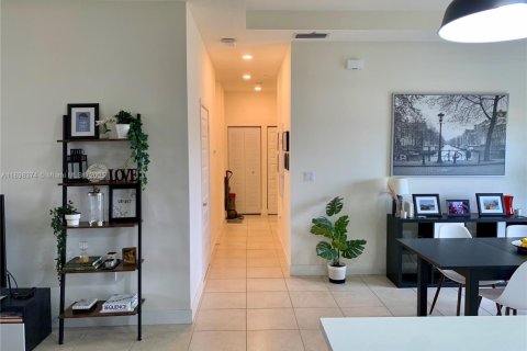 Condo in Doral, Florida, 3 bedrooms  № 1950900 - photo 9