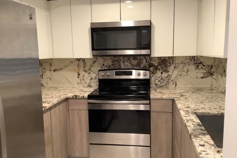 Condo in Deerfield Beach, Florida, 2 bedrooms № 2176843 - photo 4