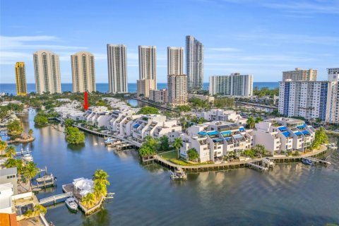 Condominio en Sunny Isles Beach, Florida, 3 dormitorios № 2020540