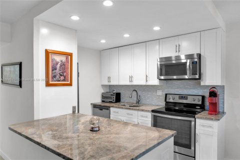 Condo in Deerfield Beach, Florida, 2 bedrooms  № 1712958 - photo 13