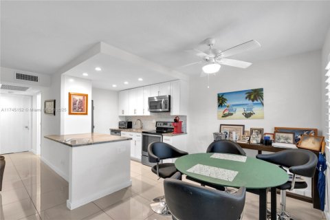 Condo in Deerfield Beach, Florida, 2 bedrooms  № 1712958 - photo 3
