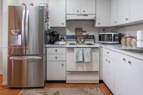 Condo in Pembroke Pines, Florida, 1 bedroom  № 1958548 - photo 8