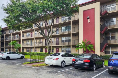 Condo in Pembroke Pines, Florida, 1 bedroom  № 1958548 - photo 16