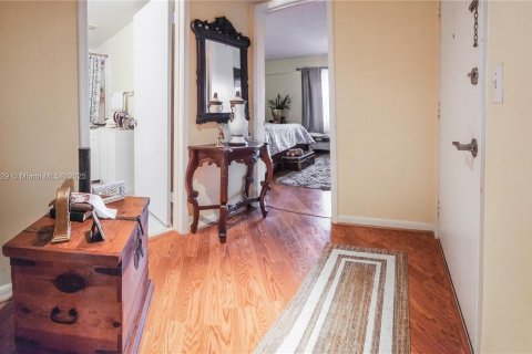 Condo in Pembroke Pines, Florida, 1 bedroom  № 1958548 - photo 6