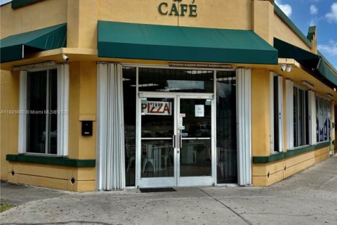 Commercial property in Hialeah, Florida № 1845770 - photo 1