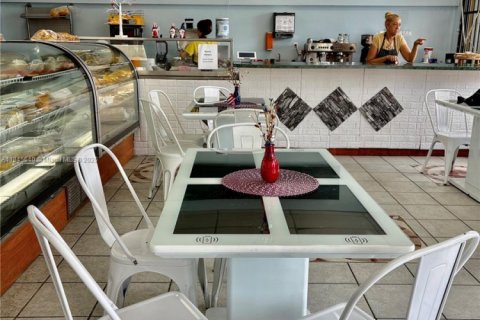Commercial property in Hialeah, Florida № 1845770 - photo 9