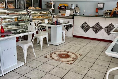 Commercial property in Hialeah, Florida № 1845770 - photo 8