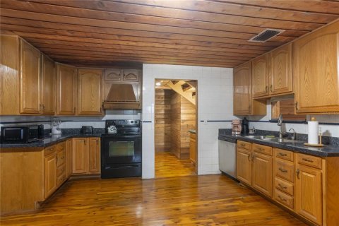 House in Sorrento, Florida 5 bedrooms, 377.83 sq.m. № 2221661 - photo 11