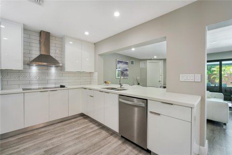 House in Lighthouse Point, Florida 3 bedrooms, 203.83 sq.m. № 2024497 - photo 12