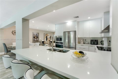 House in Lighthouse Point, Florida 3 bedrooms, 203.83 sq.m. № 2024497 - photo 18