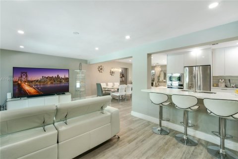 House in Lighthouse Point, Florida 3 bedrooms, 203.83 sq.m. № 2024497 - photo 14