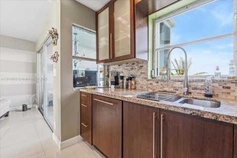 Condo in Deerfield Beach, Florida, 1 bedroom № 1972766 - photo 13