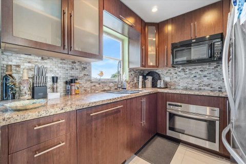 Condo in Deerfield Beach, Florida, 1 bedroom № 1972766 - photo 8